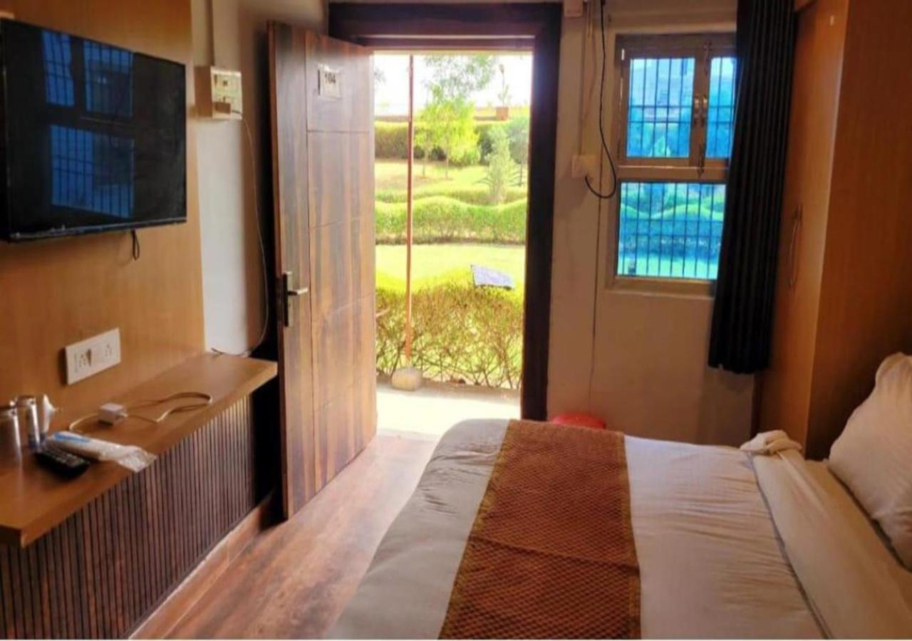 The Swastik Hotel & Resorts And Garden Vrindāvan Exterior photo