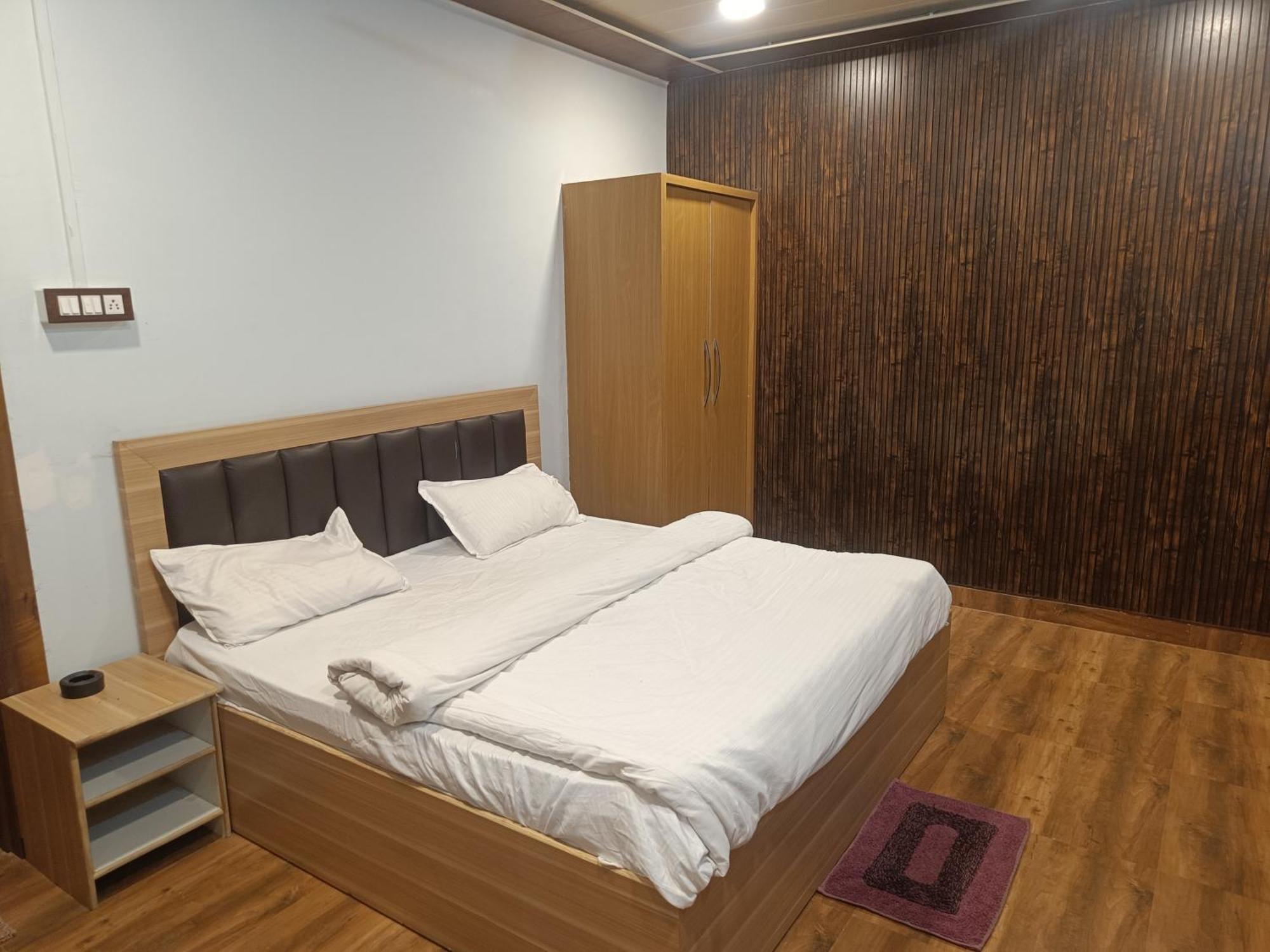 The Swastik Hotel & Resorts And Garden Vrindāvan Room photo